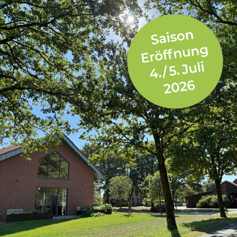 Blick auf die Trüffelscheune im Sonnenschein, umrahmt von Bäumen. Mit dem Text: Saison Eröffnung 4. / 5. Juli 2026